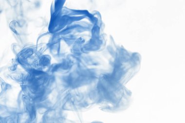 Suyun içinde bir tutam boya. Sudaki boyanın çözülmesi. Su kirliliği. Sanat yaratıcılığı kavramı.