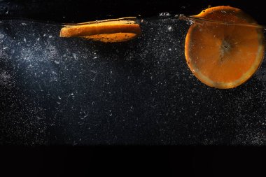 Olgun tatlı portakala su damlaları. Metnin için kopyalama alanı olan yeni Mandarin arkaplanı. Vejetaryen ve vejetaryen kavramı.