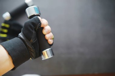 Spor ve sağlıklı yaşam tarzı. Spor aksesuarları. Yoga paspası ve halat atlama. Ev egzersizleri kavramına sahip spor geçmişi.