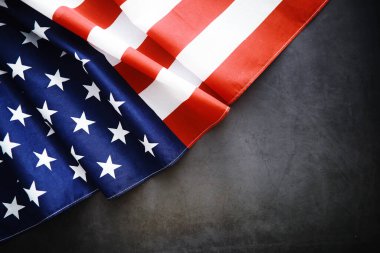 ABD bayrağını dalgalandırmak. Anma Günü veya 4 Temmuz için Amerikan bayrağı. Koyu arkaplanda Amerikan bayrağına yakın çekim