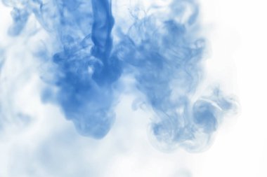Suyun içinde bir tutam boya. Sudaki boyanın çözülmesi. Su kirliliği. Sanat yaratıcılığı kavramı.