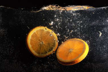 Olgun tatlı portakala su damlaları. Metnin için kopyalama alanı olan yeni Mandarin arkaplanı. Vejetaryen ve vejetaryen kavramı.