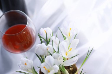 Üzüm kırmızısı, yarı kuru şarap. Sevgililer Günü konsepti geçmişi. Tatil hediyesi. Tatlı köpüklü şarap..