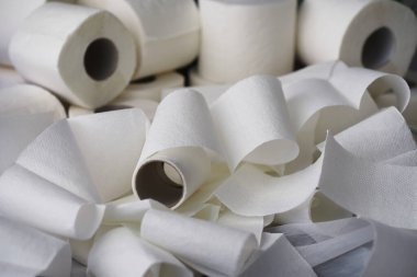 Tuvalet kağıdı rulo halinde. Kar beyazı, yumuşak, üç katmanlı tuvalet kağıdı. Hijyen ürünleri eksikliği. Birincil koruma ve dezenfeksiyon.