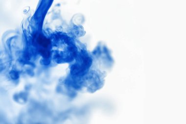 Suyun içinde bir tutam boya. Sudaki boyanın çözülmesi. Su kirliliği. Sanat yaratıcılığı kavramı.