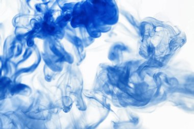 Suyun içinde bir tutam boya. Sudaki boyanın çözülmesi. Su kirliliği. Sanat yaratıcılığı kavramı.