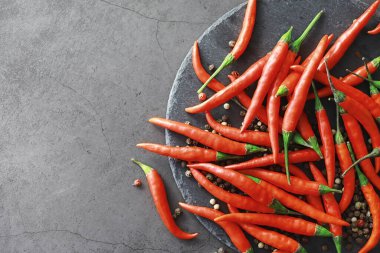 Acı kırmızı biber. Siyah arka planda Şili biberi.