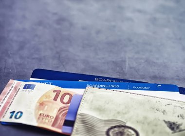 Uçak bileti ve uçuş için pasaport. Seyahat konsepti bilet rezervasyonu.