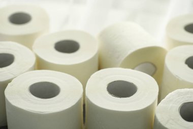 Tuvalet kağıdı rulo halinde. Kar beyazı, yumuşak, üç katmanlı tuvalet kağıdı. Hijyen ürünleri eksikliği. Birincil koruma ve dezenfeksiyon.