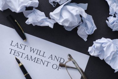 Yasal konsept. Son vasiyeti yazma prosedürü. Vasiyetnameli kağıtlar masada. Son arzunun ve vasiyetinin kaydı..