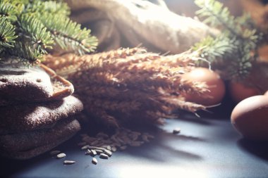 Siyah bir masada buğday ve glüten ile taze somun ekmek. Fırın ve market konsepti. Taze, sağlıklı çavdar ve beyaz somun ekmeği, çuval bezi üzerine serpiştirilmiş un. Tahıllı taze ev yapımı ekmek..