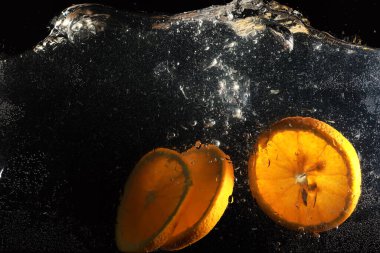 Olgun tatlı portakala su damlaları. Metnin için kopyalama alanı olan yeni Mandarin arkaplanı. Vejetaryen ve vejetaryen kavramı.