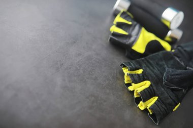 Spor ve sağlıklı yaşam tarzı. Spor aksesuarları. Yoga paspası ve halat atlama. Ev egzersizleri kavramına sahip spor geçmişi.