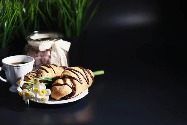 Colazione Francese Sul Tavolo Croissant Caffè Con Cioccolato Decanter Alla — Foto Stock