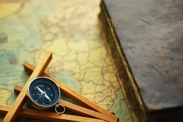 Concetto Ricerca Viaggi Avventure Mappa Epoca Con Libro Squallido Bussola — Foto Stock