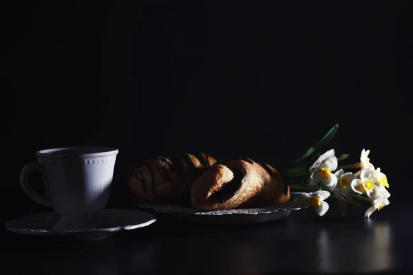 Desayuno Francés Mesa Croissant Café Con Chocolate Decantador Con Crema — Foto de Stock