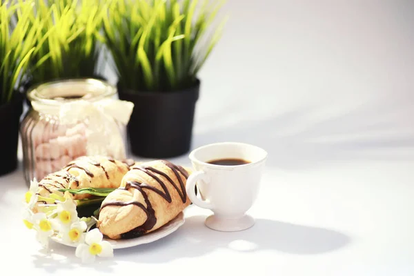 Pequeno Almoço Francês Mesa Croissant Café Com Chocolate Decantador Com — Fotografia de Stock