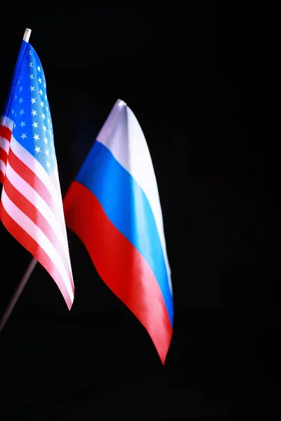 관계의 개념입니다 미국의 국기와 러시아 연방의 정치에서의 규율의 — 스톡 사진