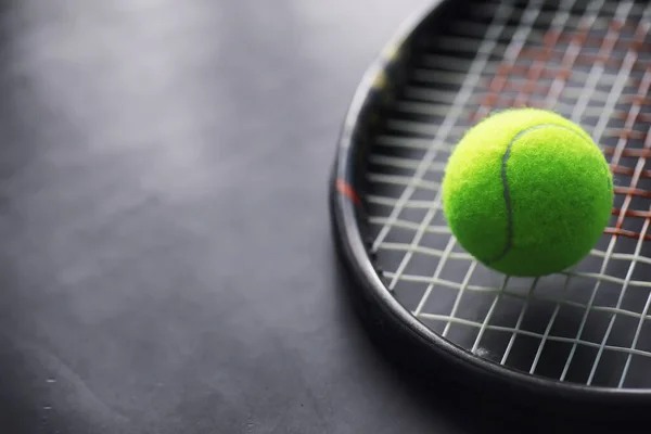 体育和健康的生活方式 网球用黄球和桌上的球拍 具有网球概念的体育背景 — 图库照片
