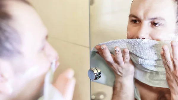 Man Shaves Bathroom Morning Work — Stock Photo, Image