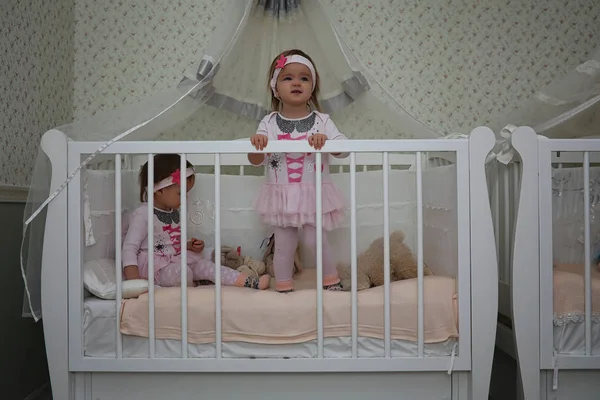 Bebe Tout Petit Mignon Grimpant Dans Le Lit Bebe Dans La Chambre De Pepiniere A La Maison Naturel Humain Stock Photo Bebe Tout Petit Mignon Grimpant Dans Le Lit Bebe Dans La Chambre De Pepiniere A La Maison Naturel Humain Stock Photo