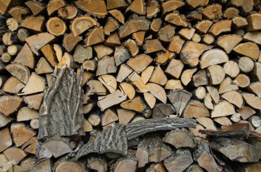 Yakacak odun. Kış için doğranmış tahta.