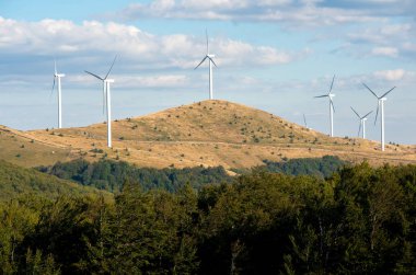 Rüzgar türbinleri. Yenilenebilir enerji.