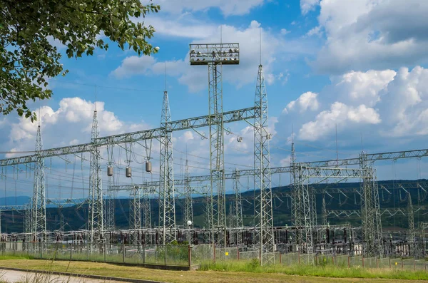 Elektriciteit. Hoog-voltage onderstation met schakelaars en disconnectors. — Stockfoto