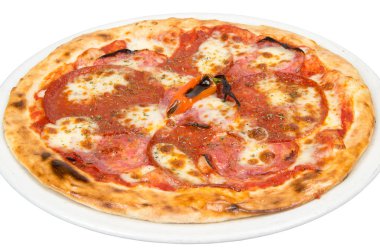 Pizza bonfile, peynir, domates sosu, baharat ve acı biber ile.