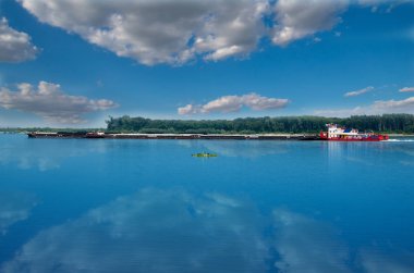 Kargo gemisi ile Tuna Nehri, Europe kaplarda. Mal taşıma.