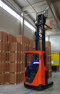 Forklift paleti ile sürüş depo işçisi.