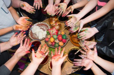 Paskalya. Çocukların elleri.