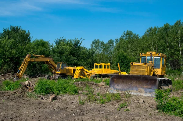 Escavatore e bulldozer compensazione terreno forestale . — Foto Stock
