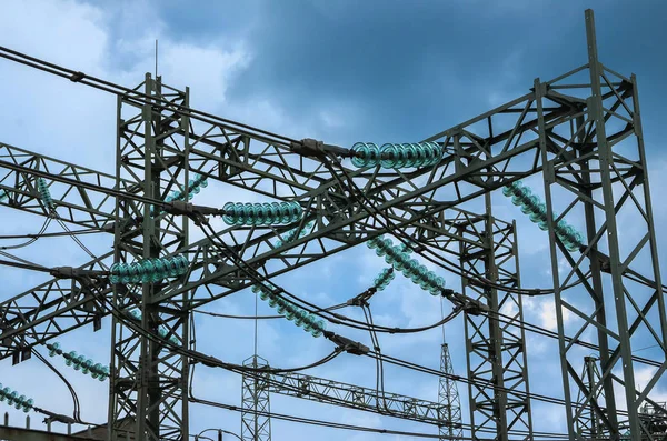 Estación de conmutación de energía. Líneas eléctricas . — Foto de Stock