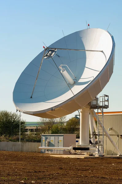 Satelliet Tv-antenne in communicatie centrum — Stockfoto