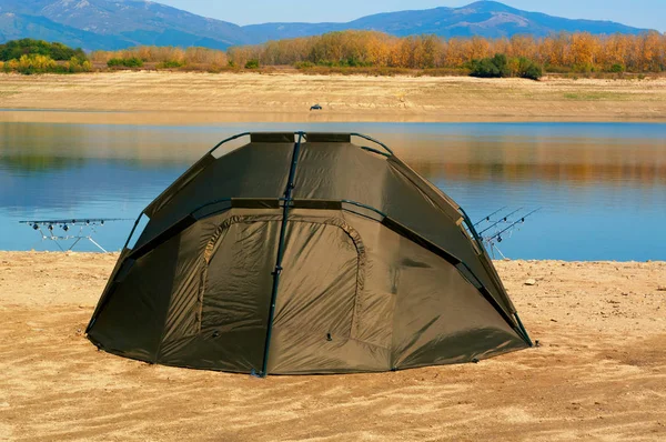 Paisagem com varas de pesca e tenda para caminhadas — Fotografia de Stock