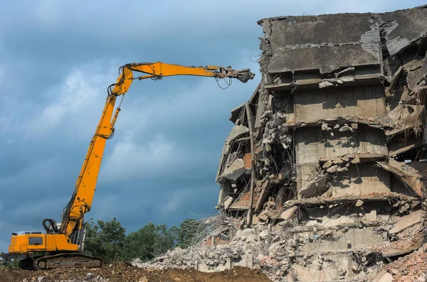 Excavadora destruye edificio — Foto de Stock