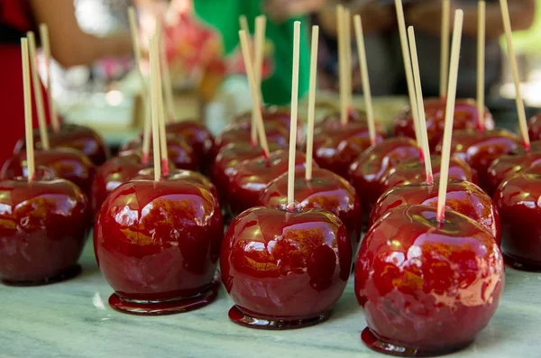 karamel bir sır olarak yeşil elma