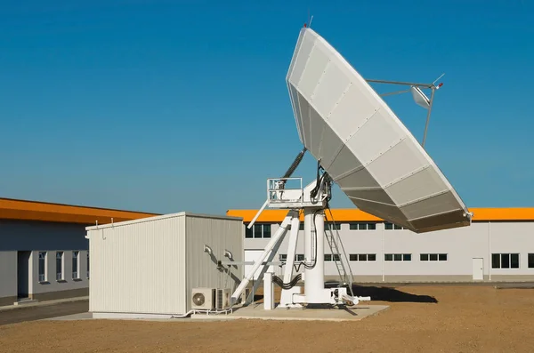 Grondstation schotelantenne. Antenne in communicatie centrum — Stockfoto