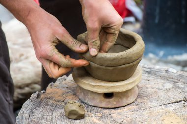 Beyaz kilden bir kavanoz ya da vazo oluşturmak.