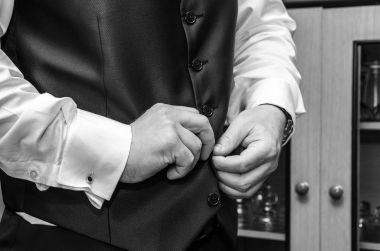 Adam bir toplantı için hazırlanıyor.