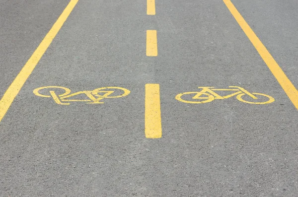 Carril bici con un símbolo de bicicleta . — Foto de Stock