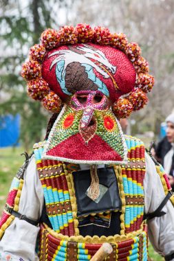Kukeri adındaki maskeli insanlar dans ediyor ve kötü ruhları korkutmak için gösteri yapıyorlar..