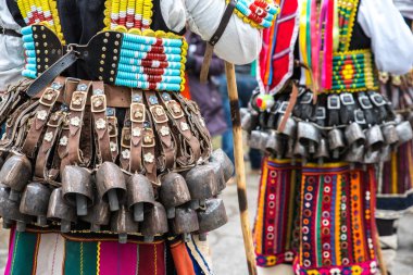 Kukeri, cabotins ritüeller kostümleri ve büyük çan ile Bulgarca olarak gerçekleştirmek