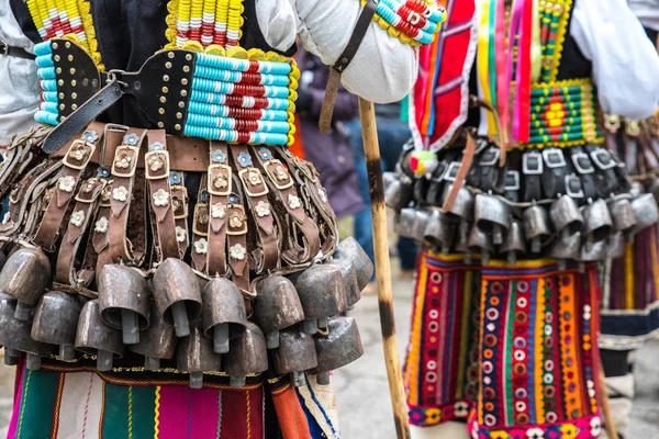 Kukeri, cabotins ritüeller kostümleri ve büyük çan ile Bulgarca olarak gerçekleştirmek