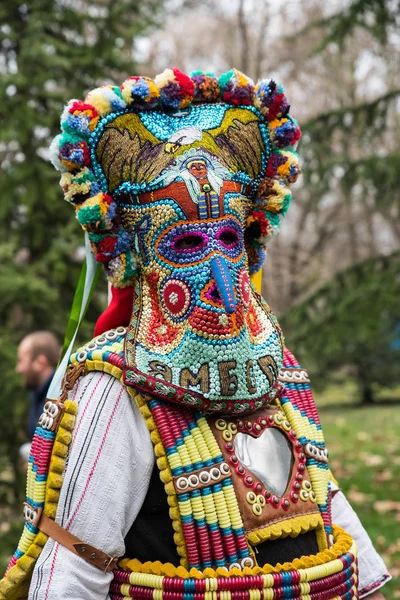 Kukeri, las momias realizan rituales con disfraces y grandes campanas, con la intención de ahuyentar el mal — Foto de Stock