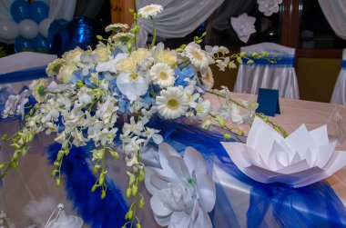 Düğün masaya çiçekler