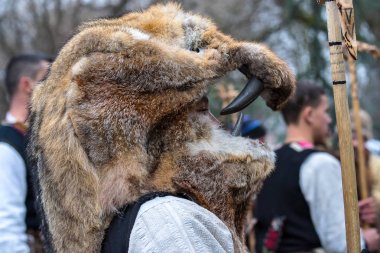 İnsanlar Festivali'nde geleneksel karnaval kostümleri. Bulgaristan, Romanya ve Makedonya katılımcı. Kukeri ve Mechkari