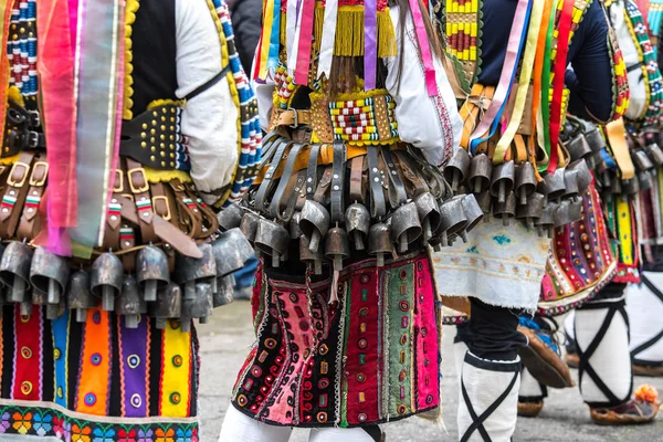 Persone in costumi kuker carnevale tradizionale al festival Kukeri kukerlandia Yambol, Bulgaria — Foto Stock