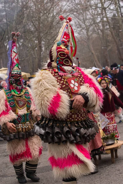 Люди в традиционных костюмах карнавального кукера на фестивале Кукери Кукерландия Ямбол, Болгария — стоковое фото